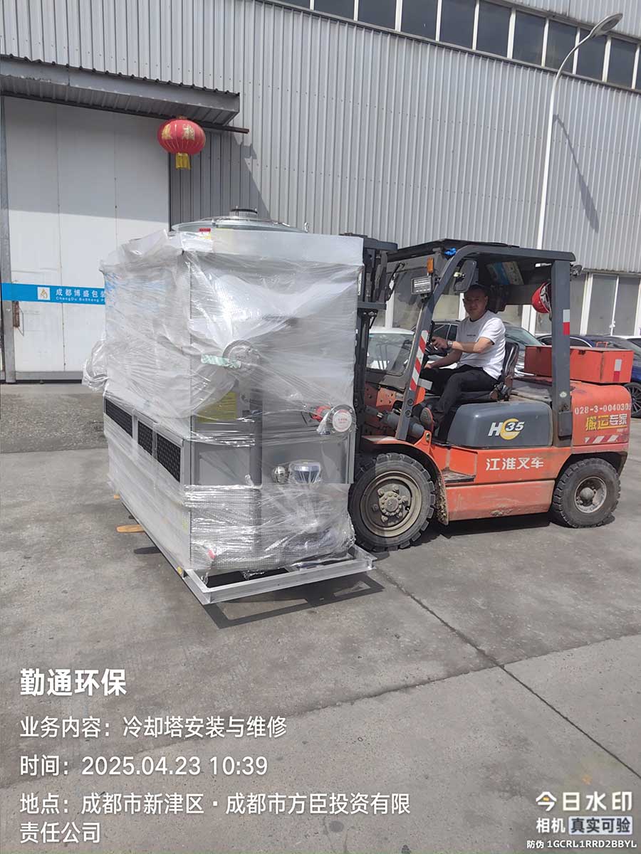 冷却塔是一种使用水作为循环冷却剂的大型冷却设备，该设备可以讲大量的热量通过冷水将热量吸收，然后在通过水蒸腾的作用;将热气散发出去，已达到降温的目的。因此冷却塔在很多场所中得到了广泛的应用，应用多的为空调冷却、冷冻、塑胶化工行业。闭式冷却塔是攀枝花冷却塔生产厂家其中一种产品。闭式冷却塔的配件和圆形冷却塔、方形冷却塔的配件有所不同，具体有什么区别呢？